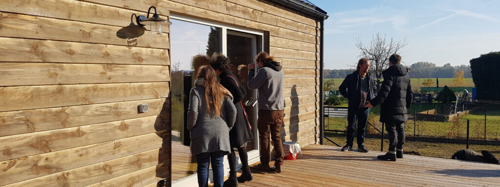 Workshop Teilnehmende werfen Blick in Tiny House
