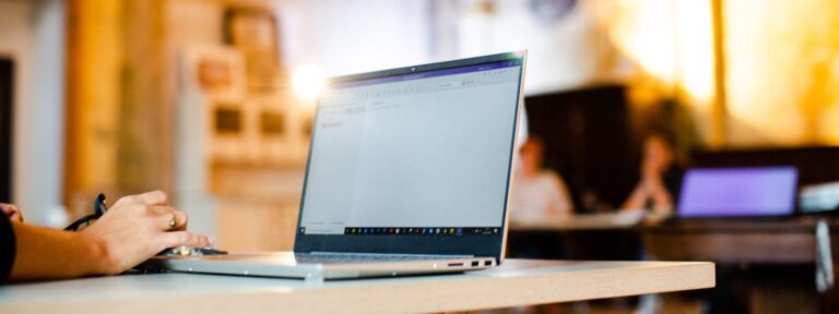 Frau arbeitet am Notebook